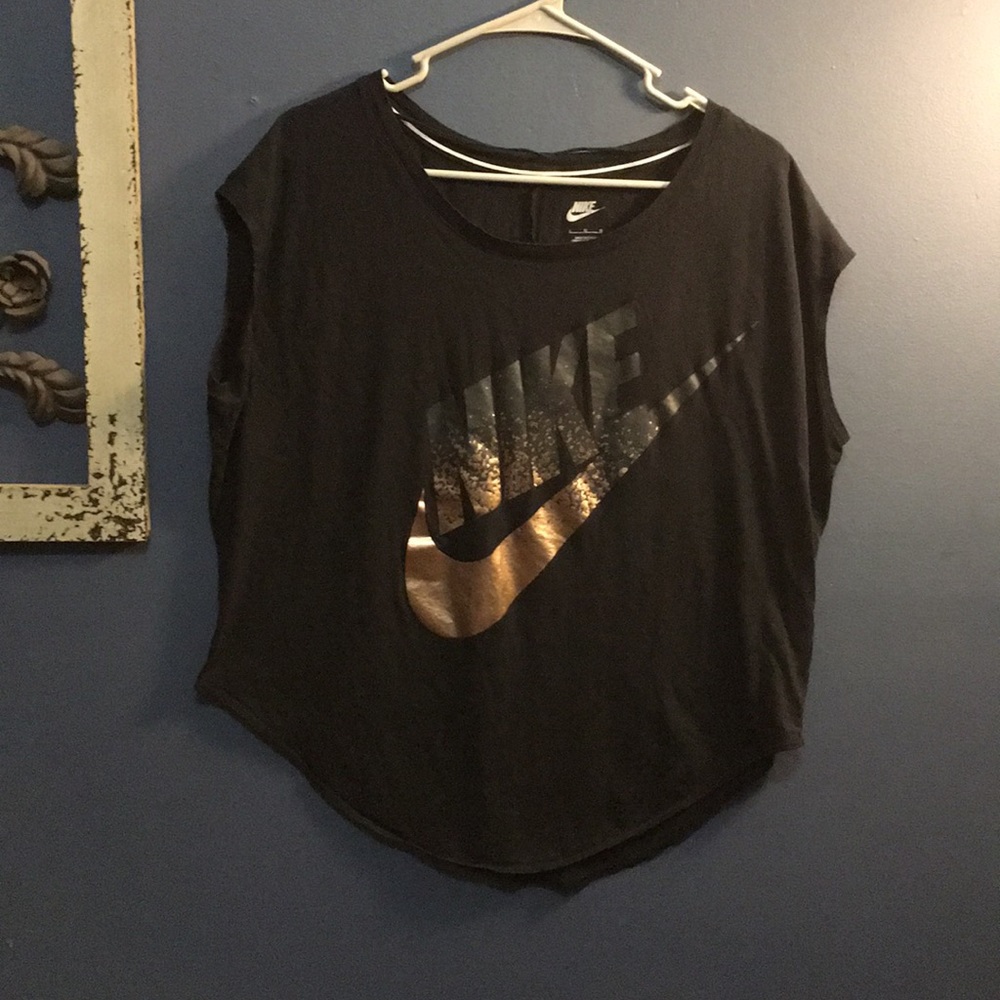 •Nike top